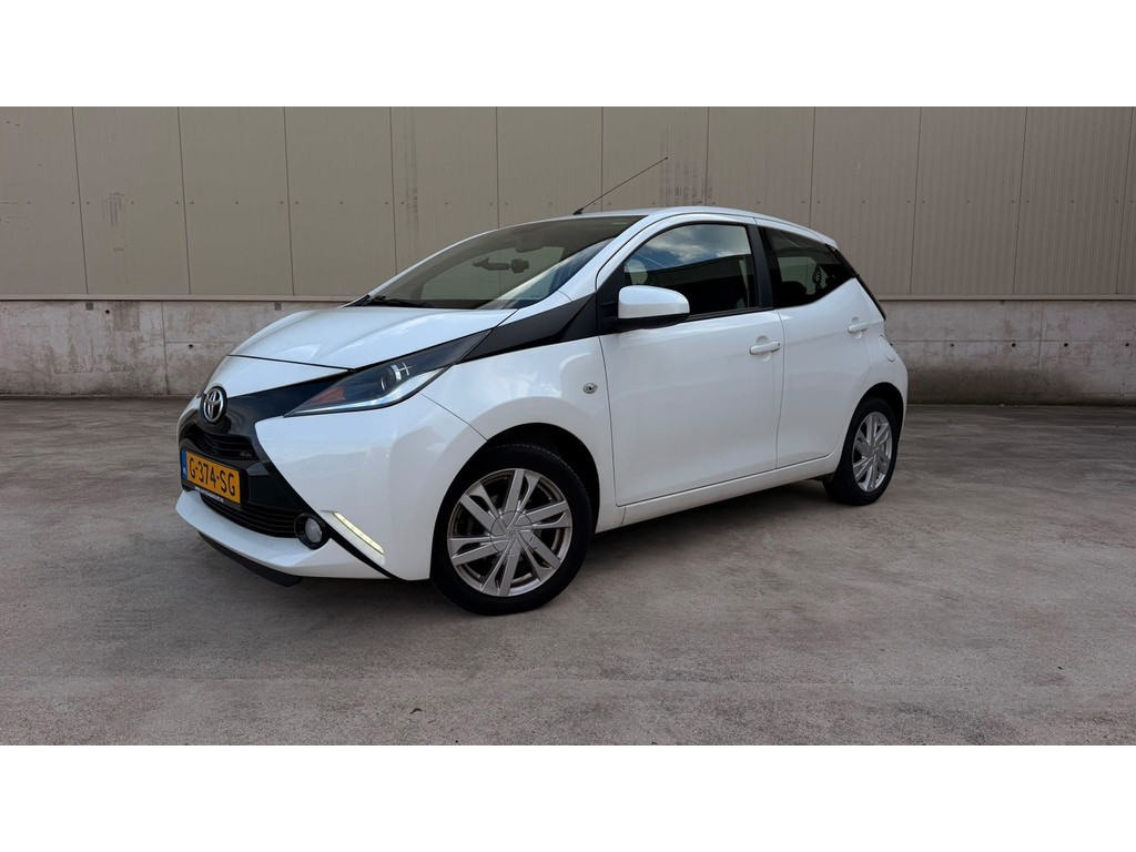 Toyota Aygo 1.0 VVT-i X-PLAY 5-deurs 69 pk (2014) | Airco | Multimedia-Display | LED | LM-velgen | Onderhoudsboekjes 56816680-0.jpg | STR8SiX