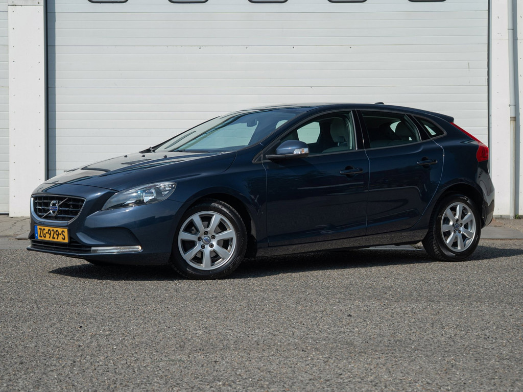 Volvo V40 1.6 D2 (2015) 114 PK Kinetic | Leder | PDC | Clima | Navi | Bluetooth 53165140-0.jpg | STR8SiX Automotive